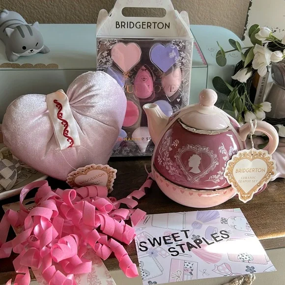 🫖Bridgerton Bundle Giftset Teapot Tea For One Set pillow sponge curls 🎀 - Picture 1 of 8